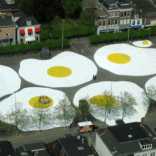 Huevos gigantes- instalación artistica