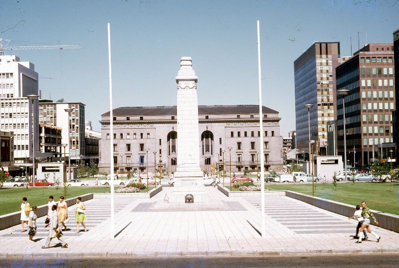 29 Beautiful Kodachrome Photos That Capture Street Scenes of