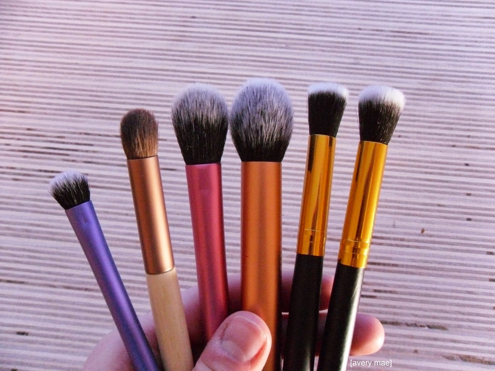 Кисти для макияжа. Кисточка для контуринга лица старая. Кисть для контуринга лица скулы. Выбираешь кисточка. Кисти для макияжа.