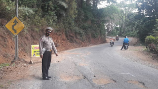 Ruas Jalan Menuju Destinasi Wisata Tinggi Moncong Dalam Perbaikan,Kanit Dikyasa Satlantas Polres Gowa Tinjau Lokasi