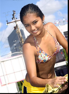 Hot Girls at Sri Lankan Car Wash photos