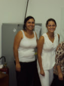 Maria Cristina  de Oliveira  ao lado da assistente social Laura