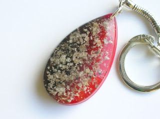 Colourful keyring for ashes