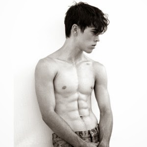 Heißer junge mit sixpack