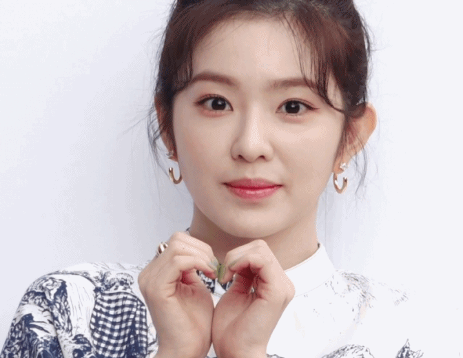 짧지만 곧게 이쁘게 뻗은 아이린 다리......GIF