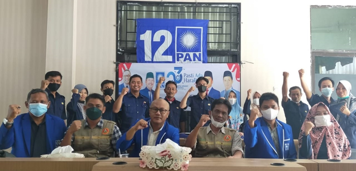 Miris, Honor Petugas Pemulasaraan Jenazah Pasien Covid-19 Di Mesuji Tak Kunjung Dibayar, BPBD Bungkam.  MESUJI -- Sungguh miris nasib yang dialami SO (50) Warga Desa Mukti Jaya, Kecamatan Tanjung Raya yang merupakan petugas pemulasaraan jenazah pasien Covid-19 di Kabupaten Mesuji. Pasalnya, SO yang sudah selama satu bulan setengah bertugas memandikan dan mengurus jenazah pasien Covid-19 di Mesuji hingga kini tak kunjung menerima upah atas jerih payahnya itu, sesuai yang telah disepakati dengan pihak Badan Penanggulangan Bencana Daerah (BPBD) setempat.  "Saya hanya ingin mempertanyakan uang pembayaran yang memang sudah menjadi hak saya itu saja mas, sebab sampai sekarang belum juga dibayarkan sama sekali oleh pihak BPBD Mesuji,"ujarnya.  Lebih dalam SO juga mengungkapkan, selama satu bulan lebih ikut membantu tim satgas Covid-19 Kabupaten Mesuji melakukan pemulasaraan jenazah pasien Covid-19, dirinya tercatat sudah menangani sebanyak 30 jenazah pasien Covid-19. Mirisnya hingga kini belum satupun yang dibayarkan oleh pihak BPBD karena alasan anggaran nya belum cair.  "Ya mas, saya sudah 30 kali ikut membantu pemulasaraan jenazah pasien Covid-19 di Mesuji, tapi sampai sekarang honornya belum ada yang dibayarkan sama sekali,"ungkapnya, kepada media ini saat dikonfirmasi via sambungan ponselnya, Selasa(24/8).  Padahal lanjut dia, selama satu bulan lebih ikut bekerja sebagai petugas pemulasaraan jenazah pasien Covid-19 itu penuh resiko dan sangat menguras tenaga, bahkan tak mengenal waktu kerjanya. Jam berapa pun dan kapan pun dibutuhkan tenaganya ketika ada pasien Covid-19 yang meninggal dunia, dirinya harus selalu siap siaga.  "Saya berharap agar hak saya dan rekan-rekan yang lain yang juga ikut mengurus jenazah pasien Covid-19 segara dibayarkan. Sebab, hanya itu yang kami andalkan untuk menyambung hidup dan memang kewajiban sudah kami jalankan, jadi wajar saja jika kami mempertanya kan hak kami,"tambahnya.  Hal senada juga diungkapkan PN (65) Warga Desa Tanjung Sari, Kecamatan Tanjung Raya yang juga merupakan petugas pemulasaraan jenazah pasien Covid-19. Dan juga tercatat sudah 30 kali ikut pemulasaraan jenazah pasien Covid-19. Namun hingga kini yang dibayarkan baru 8 orang, sementara sisanya belum terbayarkan dengan alasan yang sama.  "Saya sudah 30 kali bahkan bisa lebih mas ikut pemulasaraan jenazah pasien Covid-19. Tapi yang sudah di bayarkan baru sekitar 8 orang, sementara sisanya sampai sekarang juga belum dibayar,"urainya.    Diketahui, berdasarkan data yang dihimpun media ini, di Kabupaten Mesuji tercatat sudah ada sebanyak 122 orang jumlah pasien Covid-19 yang meninggal dunia. Dari jumlah tersebut, menurut informasi baru sekitar 22 orang saja yang dananya sudah dicairkan oleh pihak BPBD Mesuji, sementara sisanya 100 orang belum terbayarkan.  Sementara hingga berita ini dirilis, pihak BPBD Kabupaten Mesuji belum dapat dikonfirmasi terkait hal itu. Bahkan ketika dihubungi, nomor Kepala Pelaksana BPBD Mesuji Sunardi Nyerupa.SE., di nomor 0822 9741 XXXX meski dalam keadaan aktif namun panggilan dan pesan yang dikirim melalui WhatsApp oleh wartawan media ini tidak ditanggapi atau direspon oleh mantan Kepala Dinas Pemberdayaan Masyarakat dan Desa itu. (TIM)