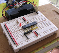 Mikrokontroler AVR ATtiny26 na płytce stykowej.