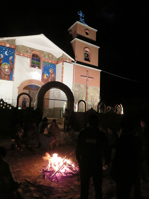 Viele Besucher am Johannesfeuer vor der Pfarrkirche von Esmoraca Bolivien