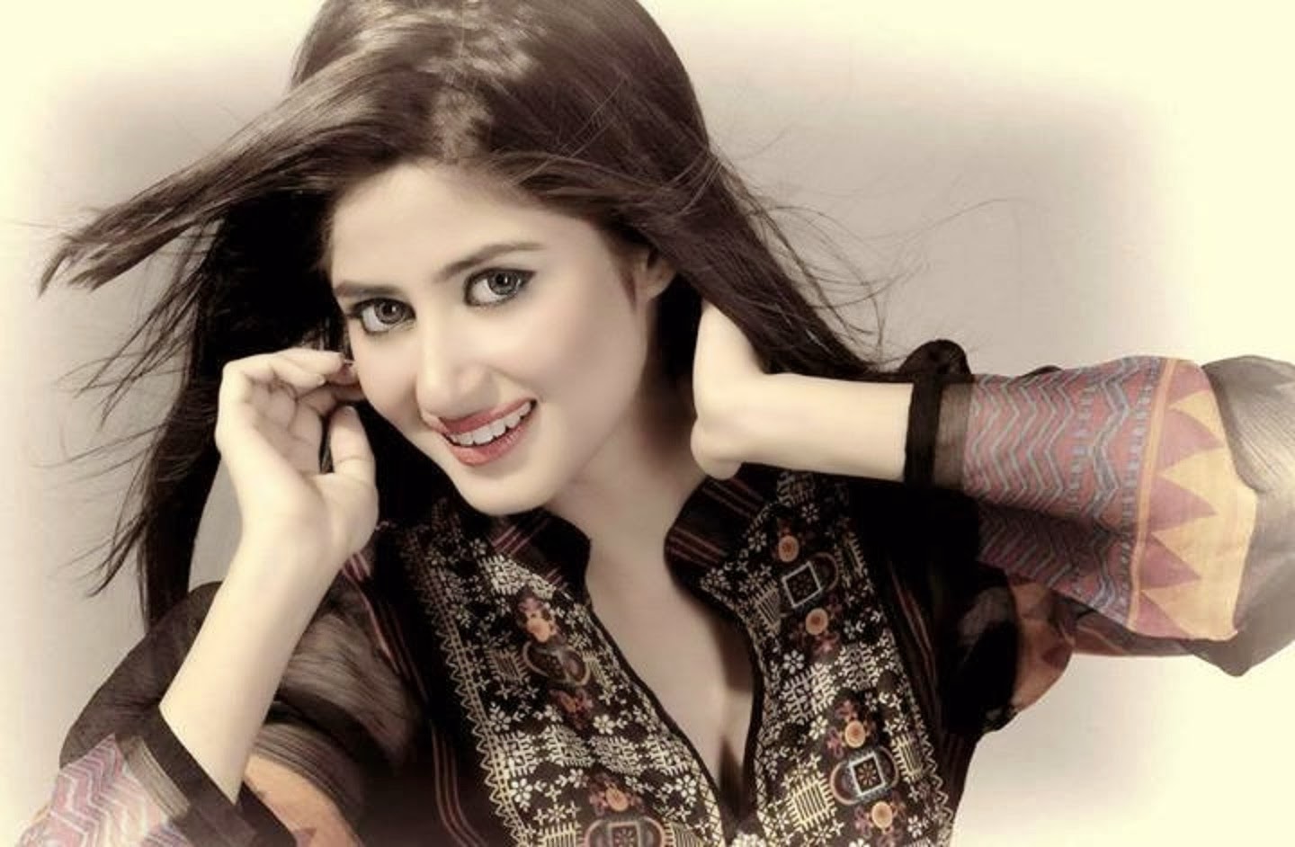 Sajal Ali Pakistan Actress FUll HD Wallpaers 