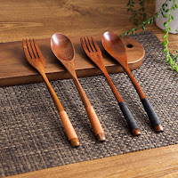 Utensilios y gadgets de cocina hechos de madera