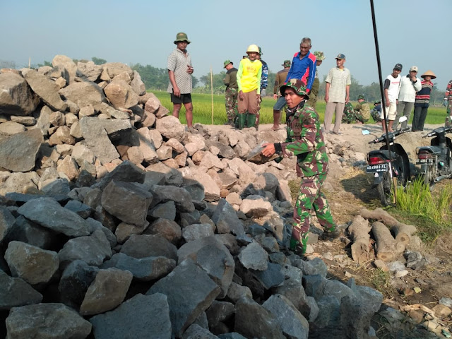 Prajurit Ini Biasanya Pegang Senjata, Kini Pecahkan Batu Demi TMMD Reg 105