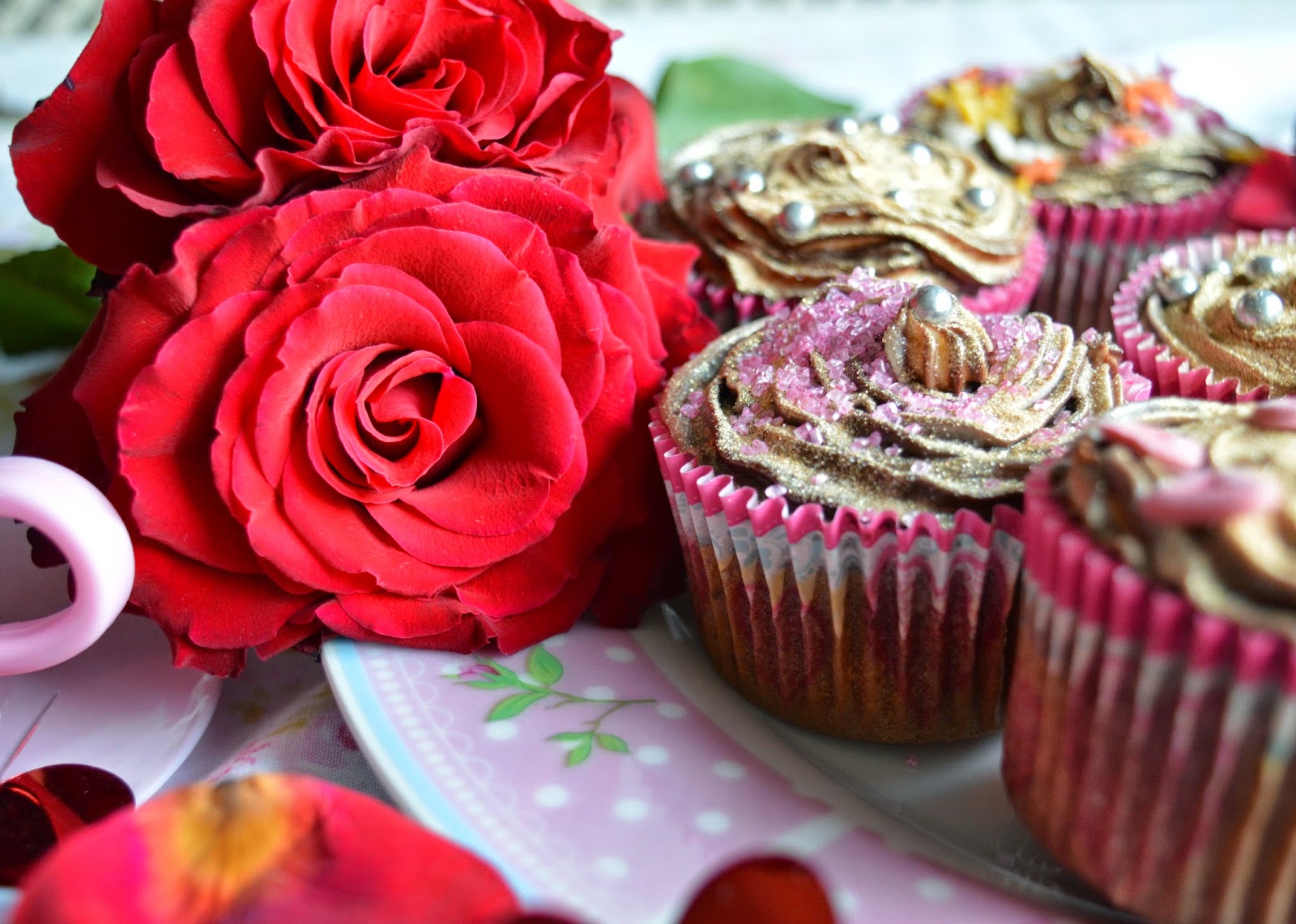 Gold & Pink Glittered Cupcakes ♥ Dolly Dowsie