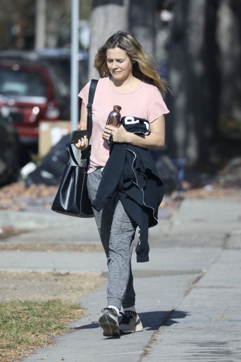 Alicia Silverstone Leaves a Gym in Los Angeles 22 Dec-2020