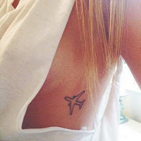 Tatuajes femeninos en las costillas avion