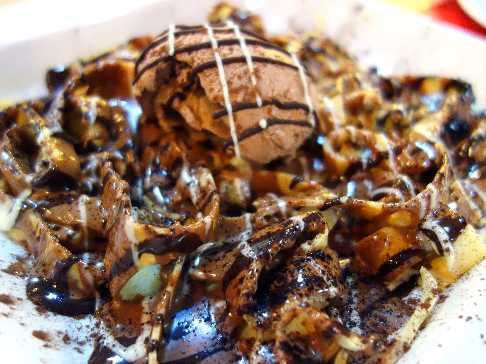 Also in this mall, Evelyn's Chocolate House, which specialises in choc desserts, boasts an old