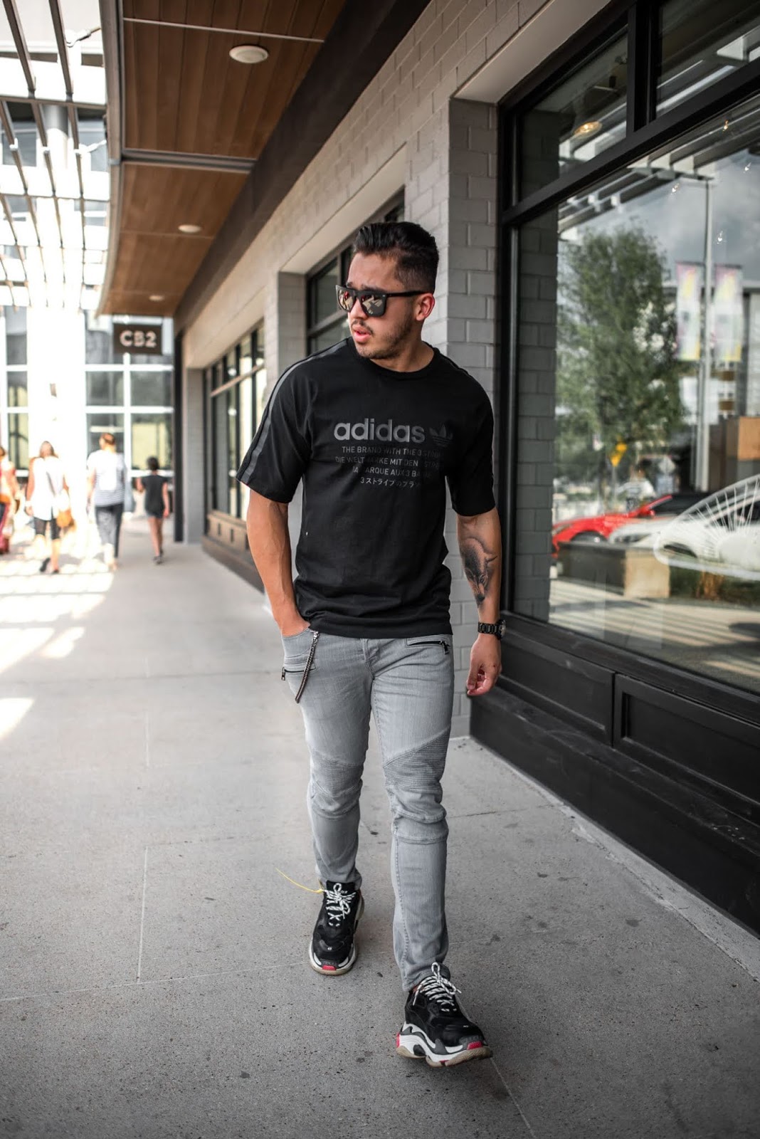 Gaya Stret Style Pria Adidas Dengan Sepatu Balenciaga Triple S Fashion Pria Terbaru