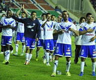 los jugadores saludan