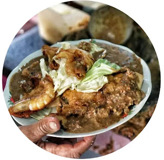 Racikan tahu gimbal terdiri dari potongan tahu goreng, lontong, tauge, telur ceplok, rajangan kubis mentah dan gimbal. Gimbal adalah bakwan udang. Kemudian campuran tadi diguyur saus kacang petis udang. Tahu gimbal banyak dinikmati masyarakat kota Semarang sat siang hari.