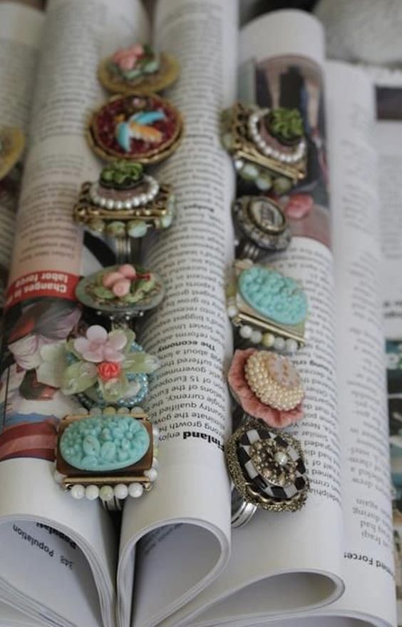 30 Ideias Geniais de Expositores Sustentáveis para Sua Feira de Artesanato 15 Expositor de anéis feito com aproveitamento de livros