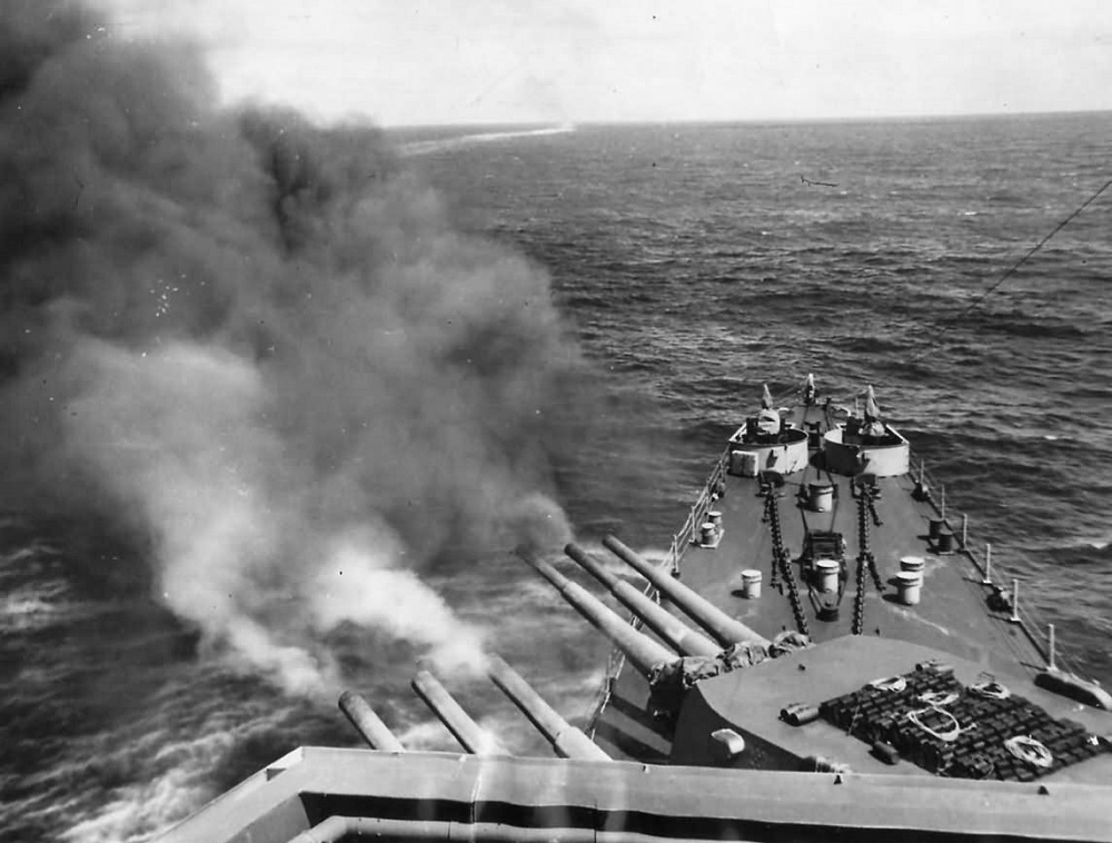 Heavy_cruiser_USS_San_Francisco_CA-38__fires_main_guns_during_U.S._Navy_raid_on_Wake_Island_October_1943..jpg