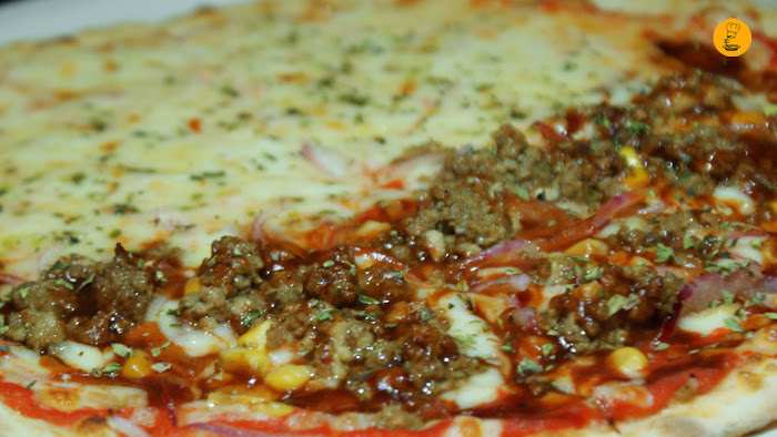 Pizza mitad barbacoa mitad cuatro quesos en Massart.