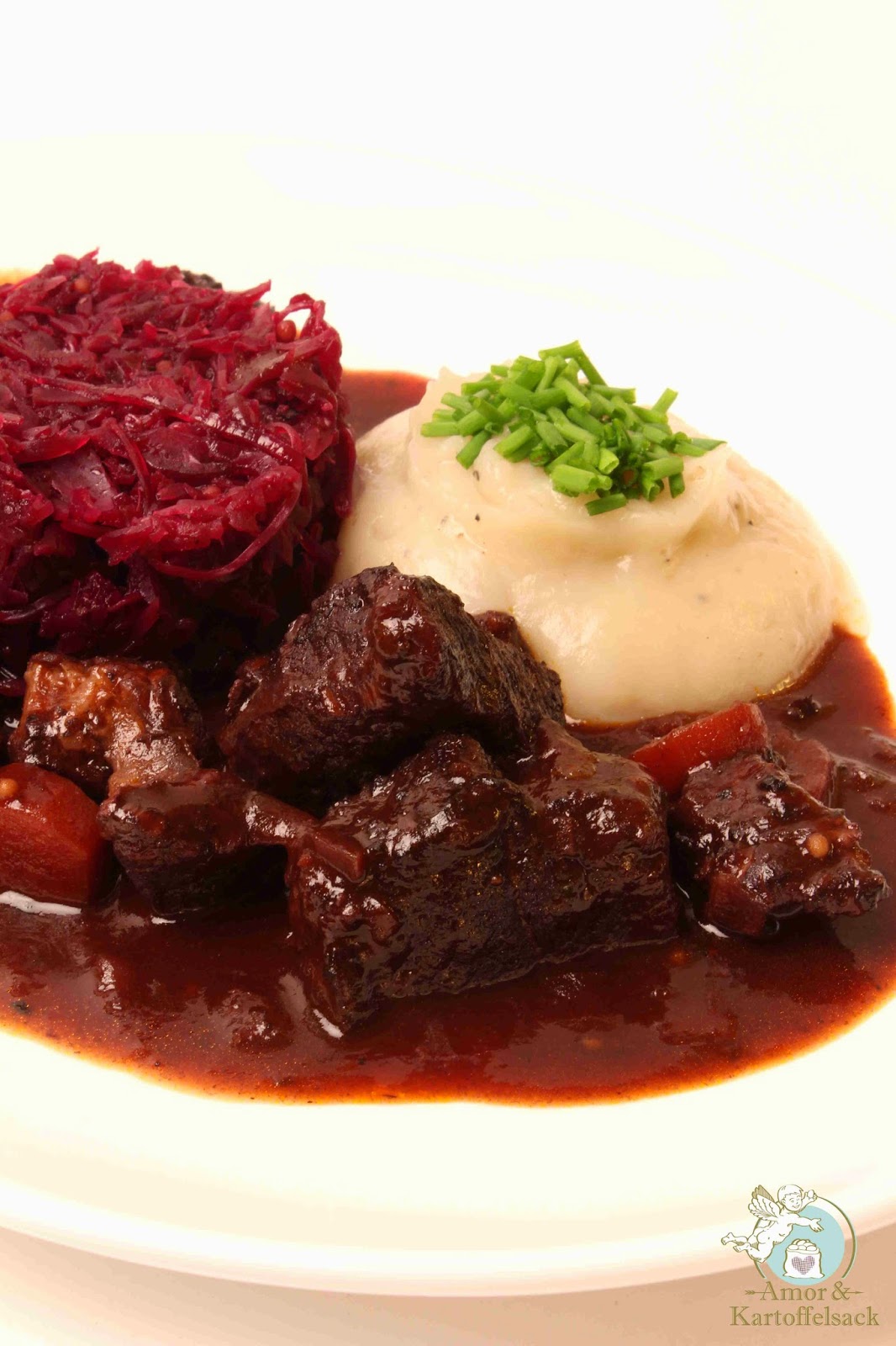 Amor&amp;Kartoffelsack: Wildschweingulasch an Topinamburpüree und Blaukraut