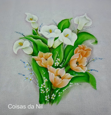 copos de leite e tulipas pintadas em tecido