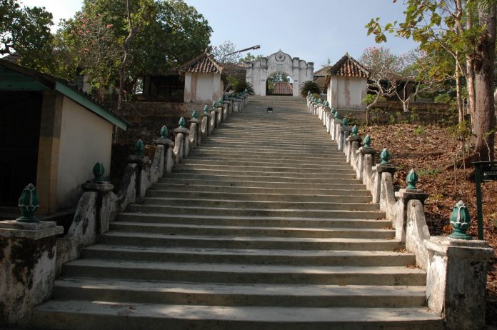 SITUS DAN SEJARAH MAKAM GIRIGONDO - KPSKP - Komunitas Penggiat Sejarah