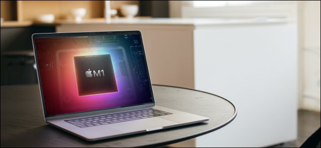 جهاز MacBook يحمل شعار شريحة M1 على شاشته.