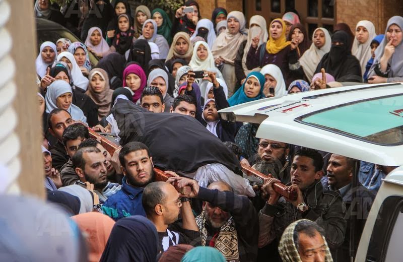 بالصور.. تشييع جنازة الطالبة "سمية عبد الله" المقتولة بالإسكندرية برصاص الأمن أم