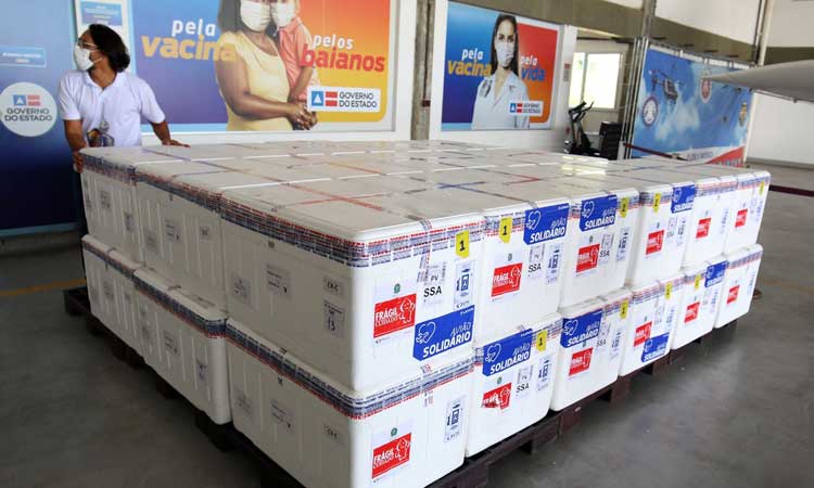 Bahia receberá mais de 400 mil doses de vacinas contra Covid-19