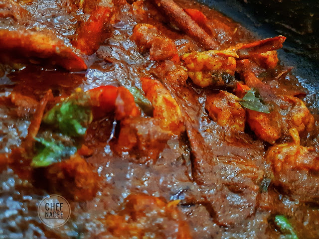 සැරට කලුවට පිසූ ඉස්සන් කරි හදමු (Spicy Black Prawn Curry) - Your Choice Way