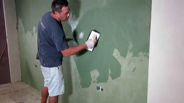 microcemento aplicando en paredes