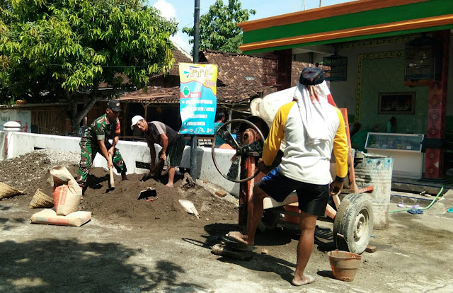 Babinsa Pilangsari Bantu Warga Tambal Jalan