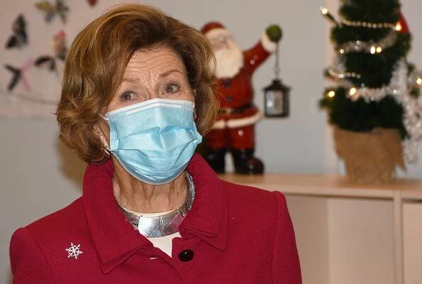 Queen Sonja of Norway paid a pre-Christmas visit to Oslo Crisis Center and Bokollektivet