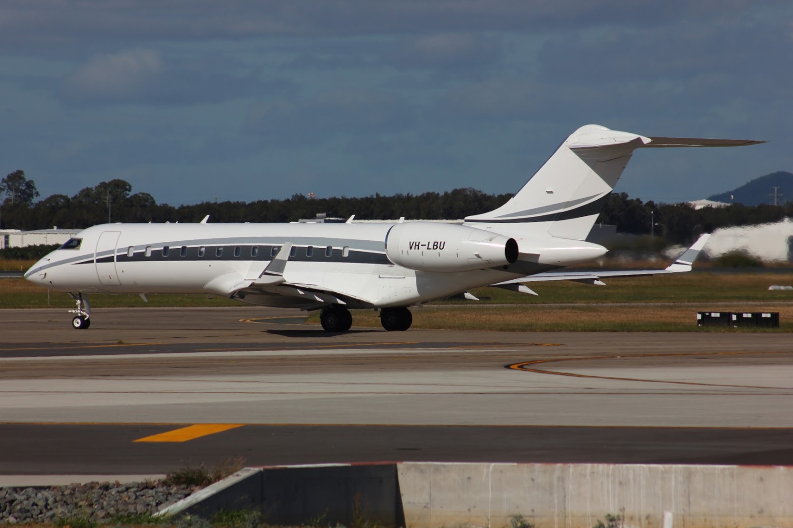 Central Queensland Plane Spotting Bombardier Global Express Bizjet VHLBU Calls into Hamilton