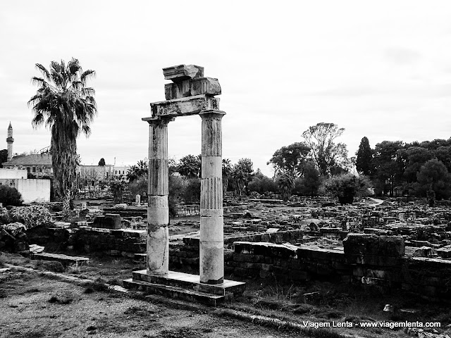 Ruínas clássicas e minaretes ao fundo na ilha de Kos