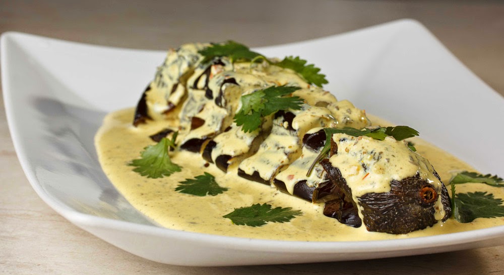 баклажаны под ореховым соусом. блюда из баклажанов. баклажаны под соусом. паровые баклажаны под соусом. поцарапанные вилкой баклажаны под соусом.