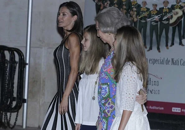 Queen Letizia wore a new pleated dress  by Carolina Herrera. Zara Knit black white pleated midi dress. Princess Leonor