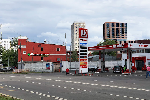 Маломосковская улица, магазин «Перекресток» – бывшая квартальная тепловая станция, АЗС «Лукойл»