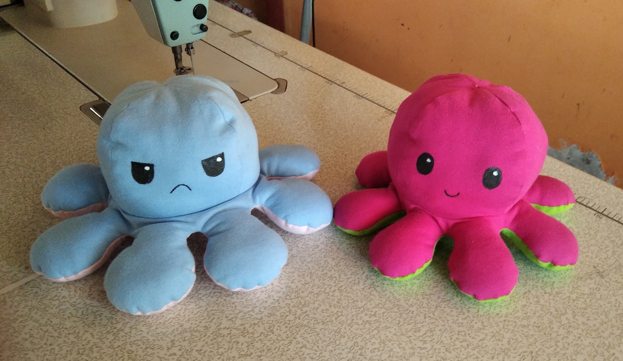 Pulpitos Pulpo Reversible Jugueteria Octopus Plushie Y Un Pulpo