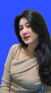 Gambar Wanita dengan background biru