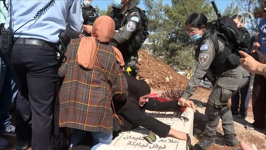 Tak Rela Makam Anaknya Dibongkar, Seorang Ibu di Palestina Konfrontasi Polisi Israel: Kubur Saya!