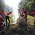 Keren, Jumat bersih Polisi Di Bali Gotong Royong Buang Sampah Plastik