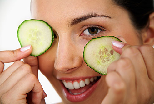 Cucumber under eyes dark circles rodajas de pepino anti ojeras