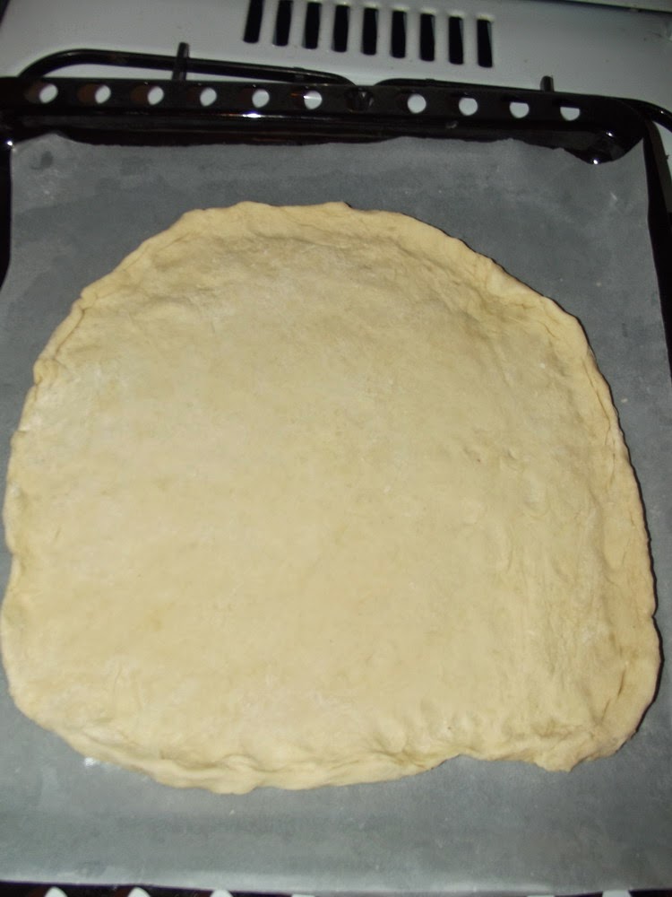 Пицца на пергаментной бумаге в духовке. Как раскатать тесто на пирожки. Надо ли пергамент смазывать маслом перед выпечкой. Как правильно раскатать тесто для пиццы.