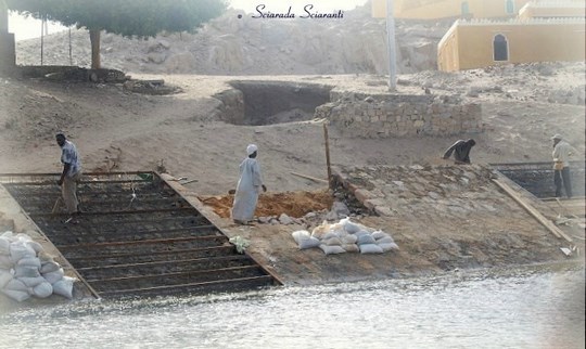 Operai al lavoro lungo le rive del Nilo