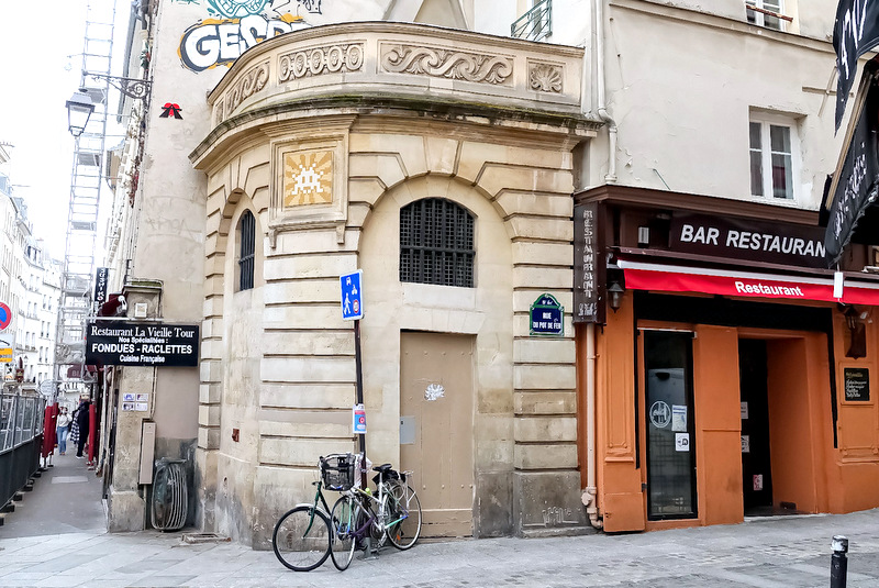 Paris Fontaine du PotdeFer, ancien point d'eau pittoresque à l'angle de la rue Mouffetard et
