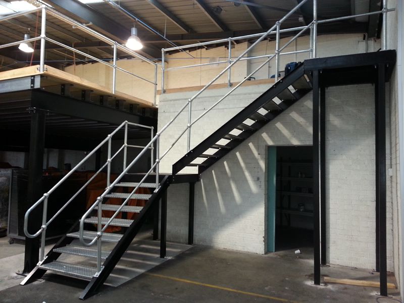 Dịch vụ làm gác lửng + cầu thang sắt nhà kho - xưởng trọn gói tại TpHCM