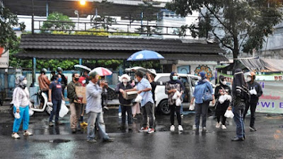 PWI-IKWI Kota Bandung Bagikan Takjil,Kendati Cuaca Hujan